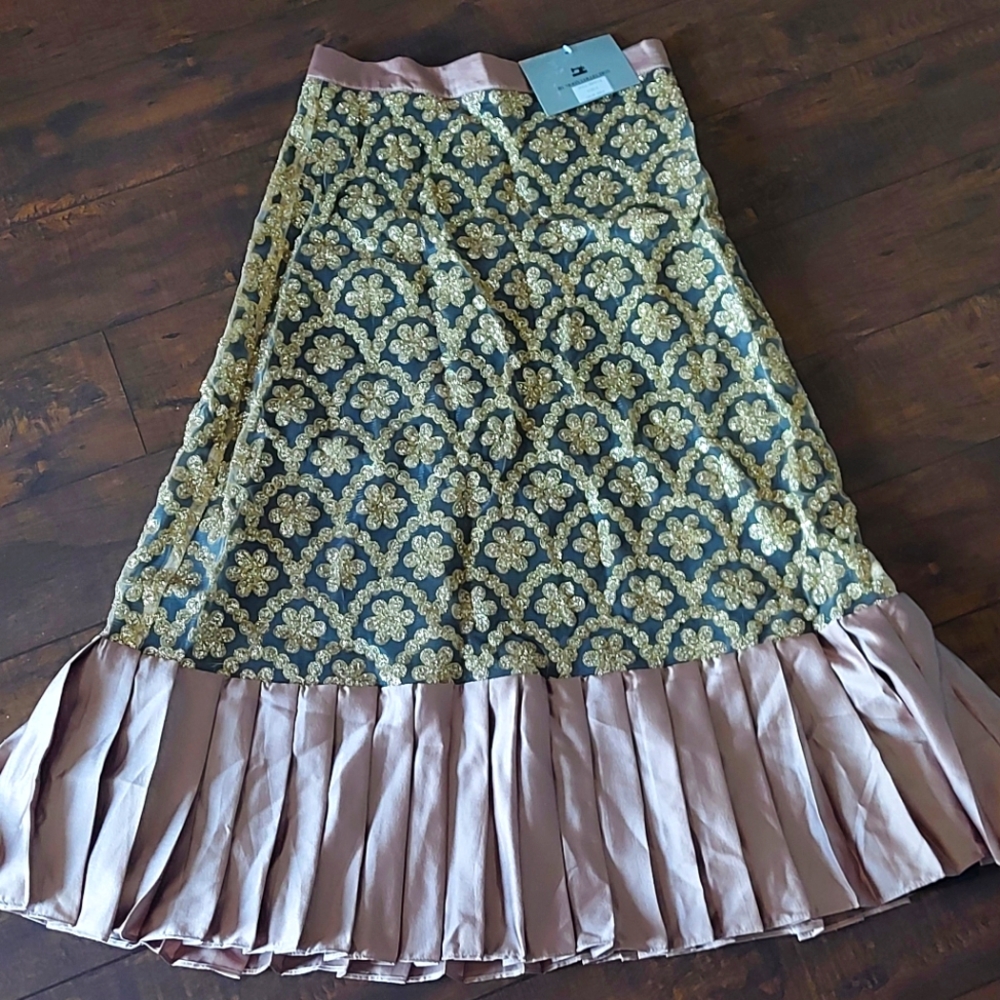 Beautiful  skirt just below the knee